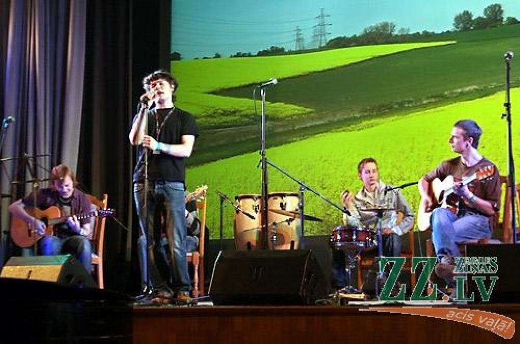 Studentu folkfestivāla 20 gadu jubilejas koncertā Latvijas Lauksaimniecības universitātē trešdienas vakarā izskanēja gan dzejas lasījumi, gan tautā dzirdētas un nedzirdētas dziesmas. 20 dalībnieku konkurencē visaugstāko žūrijas novērtējumu...
