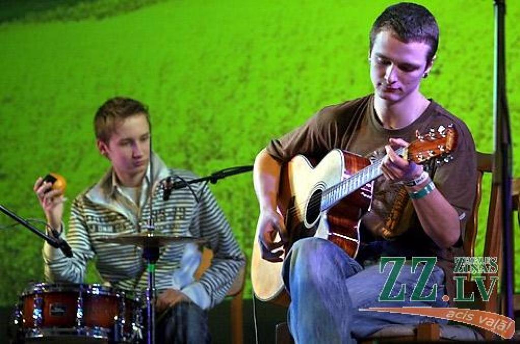 Studentu folkfestivāla 20 gadu jubilejas koncertā Latvijas Lauksaimniecības universitātē trešdienas vakarā izskanēja gan dzejas lasījumi, gan tautā dzirdētas un nedzirdētas dziesmas. 20 dalībnieku konkurencē visaugstāko žūrijas novērtējumu...