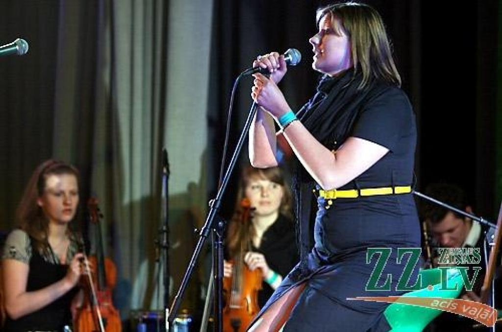 Studentu folkfestivāla 20 gadu jubilejas koncertā Latvijas Lauksaimniecības universitātē trešdienas vakarā izskanēja gan dzejas lasījumi, gan tautā dzirdētas un nedzirdētas dziesmas. 20 dalībnieku konkurencē visaugstāko žūrijas novērtējumu...