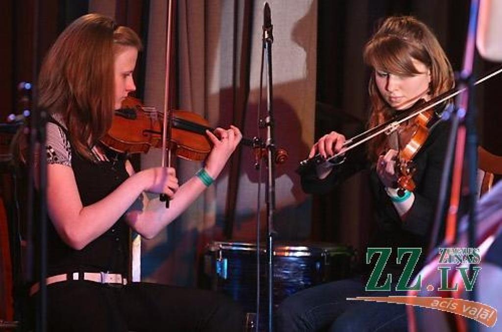 Studentu folkfestivāla 20 gadu jubilejas koncertā Latvijas Lauksaimniecības universitātē trešdienas vakarā izskanēja gan dzejas lasījumi, gan tautā dzirdētas un nedzirdētas dziesmas. 20 dalībnieku konkurencē visaugstāko žūrijas novērtējumu...