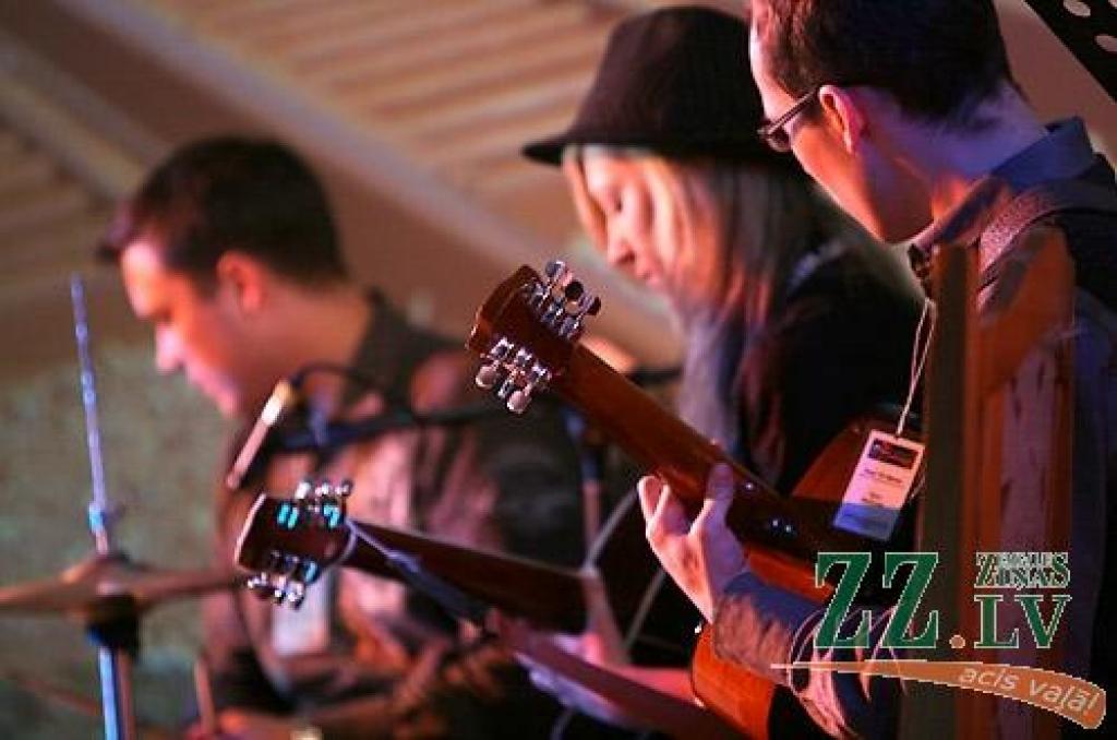 Studentu folkfestivāla 20 gadu jubilejas koncertā Latvijas Lauksaimniecības universitātē trešdienas vakarā izskanēja gan dzejas lasījumi, gan tautā dzirdētas un nedzirdētas dziesmas. 20 dalībnieku konkurencē visaugstāko žūrijas novērtējumu...