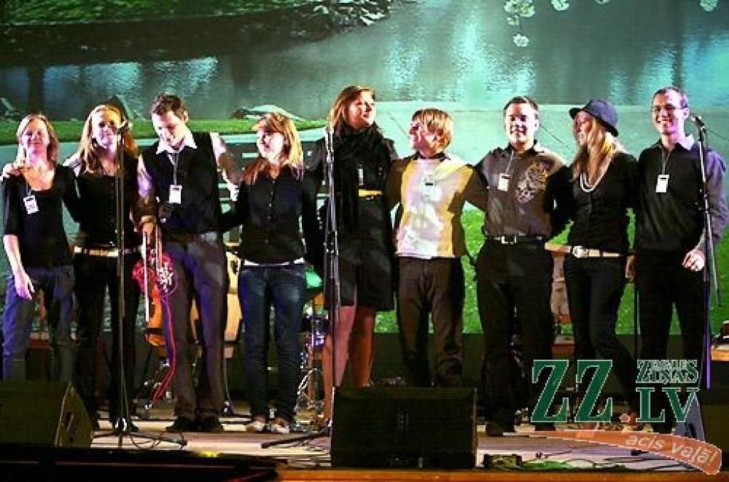 Studentu folkfestivāla 20 gadu jubilejas koncertā Latvijas Lauksaimniecības universitātē trešdienas vakarā izskanēja gan dzejas lasījumi, gan tautā dzirdētas un nedzirdētas dziesmas. 20 dalībnieku konkurencē visaugstāko žūrijas novērtējumu...
