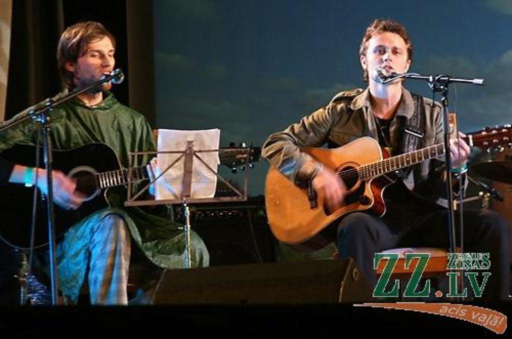 Studentu folkfestivāla 20 gadu jubilejas koncertā Latvijas Lauksaimniecības universitātē trešdienas vakarā izskanēja gan dzejas lasījumi, gan tautā dzirdētas un nedzirdētas dziesmas. 20 dalībnieku konkurencē visaugstāko žūrijas novērtējumu...