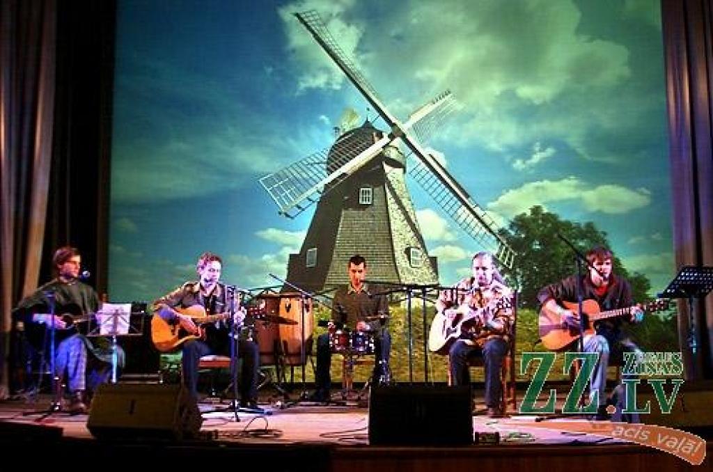 Studentu folkfestivāla 20 gadu jubilejas koncertā Latvijas Lauksaimniecības universitātē trešdienas vakarā izskanēja gan dzejas lasījumi, gan tautā dzirdētas un nedzirdētas dziesmas. 20 dalībnieku konkurencē visaugstāko žūrijas novērtējumu...