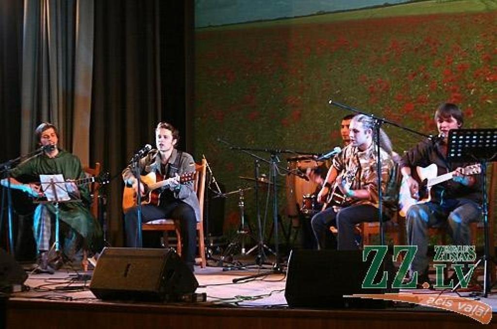 Studentu folkfestivāla 20 gadu jubilejas koncertā Latvijas Lauksaimniecības universitātē trešdienas vakarā izskanēja gan dzejas lasījumi, gan tautā dzirdētas un nedzirdētas dziesmas. 20 dalībnieku konkurencē visaugstāko žūrijas novērtējumu...