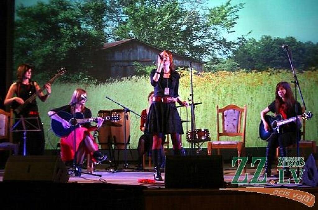 Studentu folkfestivāla 20 gadu jubilejas koncertā Latvijas Lauksaimniecības universitātē trešdienas vakarā izskanēja gan dzejas lasījumi, gan tautā dzirdētas un nedzirdētas dziesmas. 20 dalībnieku konkurencē visaugstāko žūrijas novērtējumu...