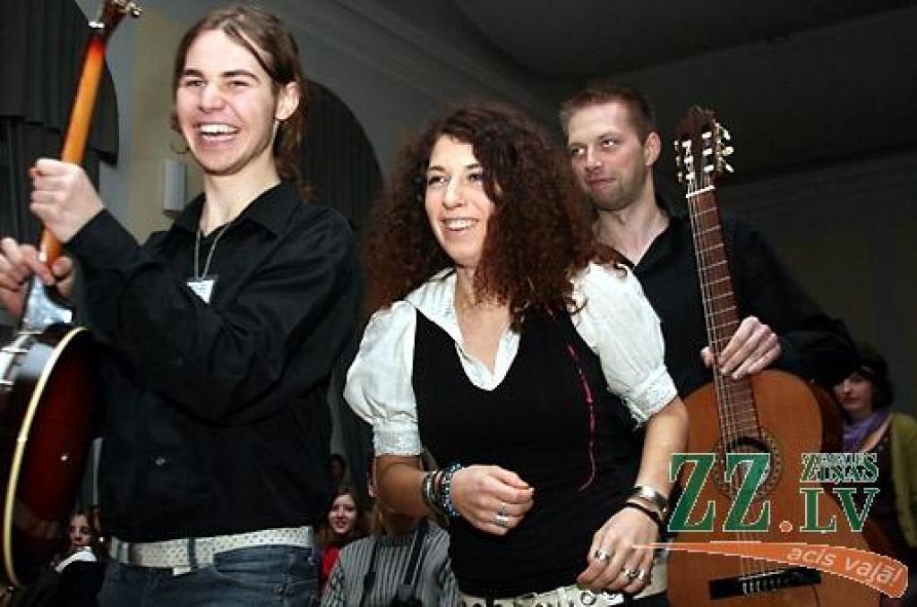 Studentu folkfestivāla 20 gadu jubilejas koncertā Latvijas Lauksaimniecības universitātē trešdienas vakarā izskanēja gan dzejas lasījumi, gan tautā dzirdētas un nedzirdētas dziesmas. 20 dalībnieku konkurencē visaugstāko žūrijas novērtējumu...