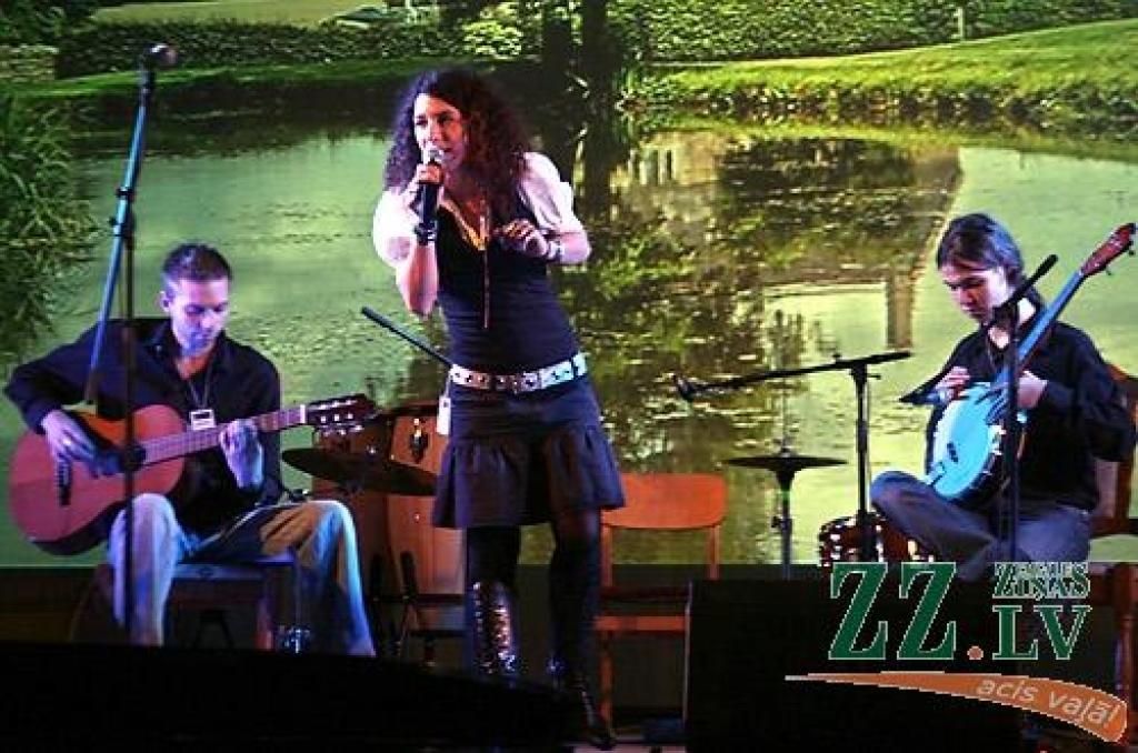 Studentu folkfestivāla 20 gadu jubilejas koncertā Latvijas Lauksaimniecības universitātē trešdienas vakarā izskanēja gan dzejas lasījumi, gan tautā dzirdētas un nedzirdētas dziesmas. 20 dalībnieku konkurencē visaugstāko žūrijas novērtējumu...
