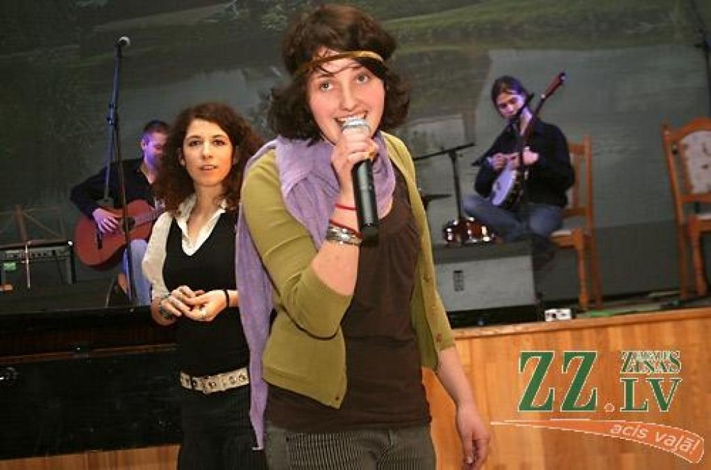Studentu folkfestivāla 20 gadu jubilejas koncertā Latvijas Lauksaimniecības universitātē trešdienas vakarā izskanēja gan dzejas lasījumi, gan tautā dzirdētas un nedzirdētas dziesmas. 20 dalībnieku konkurencē visaugstāko žūrijas novērtējumu...