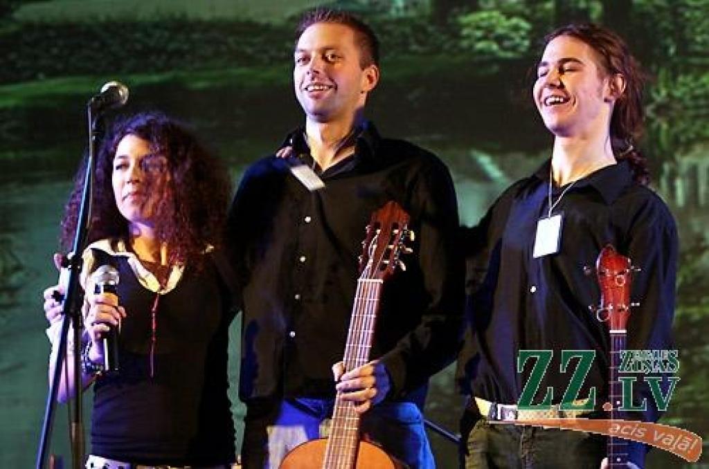 Studentu folkfestivāla 20 gadu jubilejas koncertā Latvijas Lauksaimniecības universitātē trešdienas vakarā izskanēja gan dzejas lasījumi, gan tautā dzirdētas un nedzirdētas dziesmas. 20 dalībnieku konkurencē visaugstāko žūrijas novērtējumu...