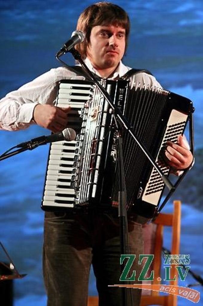 Studentu folkfestivāla 20 gadu jubilejas koncertā Latvijas Lauksaimniecības universitātē trešdienas vakarā izskanēja gan dzejas lasījumi, gan tautā dzirdētas un nedzirdētas dziesmas. 20 dalībnieku konkurencē visaugstāko žūrijas novērtējumu...