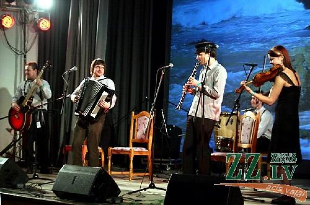 Studentu folkfestivāla 20 gadu jubilejas koncertā Latvijas Lauksaimniecības universitātē trešdienas vakarā izskanēja gan dzejas lasījumi, gan tautā dzirdētas un nedzirdētas dziesmas. 20 dalībnieku konkurencē visaugstāko žūrijas novērtējumu...