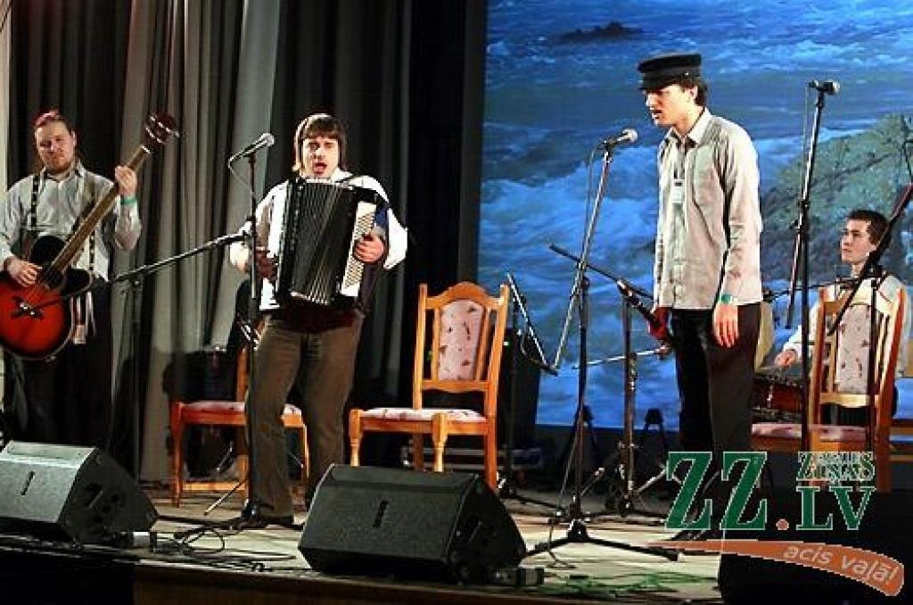 Studentu folkfestivāla 20 gadu jubilejas koncertā Latvijas Lauksaimniecības universitātē trešdienas vakarā izskanēja gan dzejas lasījumi, gan tautā dzirdētas un nedzirdētas dziesmas. 20 dalībnieku konkurencē visaugstāko žūrijas novērtējumu...