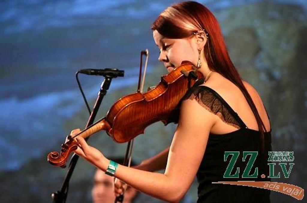 Studentu folkfestivāla 20 gadu jubilejas koncertā Latvijas Lauksaimniecības universitātē trešdienas vakarā izskanēja gan dzejas lasījumi, gan tautā dzirdētas un nedzirdētas dziesmas. 20 dalībnieku konkurencē visaugstāko žūrijas novērtējumu...