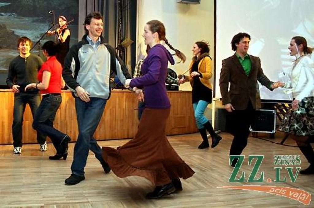 Studentu folkfestivāla 20 gadu jubilejas koncertā Latvijas Lauksaimniecības universitātē trešdienas vakarā izskanēja gan dzejas lasījumi, gan tautā dzirdētas un nedzirdētas dziesmas. 20 dalībnieku konkurencē visaugstāko žūrijas novērtējumu...