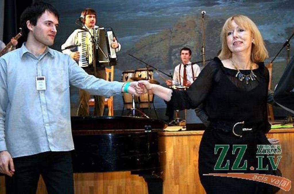 Studentu folkfestivāla 20 gadu jubilejas koncertā Latvijas Lauksaimniecības universitātē trešdienas vakarā izskanēja gan dzejas lasījumi, gan tautā dzirdētas un nedzirdētas dziesmas. 20 dalībnieku konkurencē visaugstāko žūrijas novērtējumu...