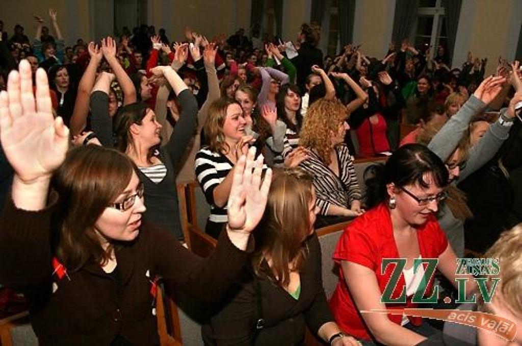 Studentu folkfestivāla 20 gadu jubilejas koncertā Latvijas Lauksaimniecības universitātē trešdienas vakarā izskanēja gan dzejas lasījumi, gan tautā dzirdētas un nedzirdētas dziesmas. 20 dalībnieku konkurencē visaugstāko žūrijas novērtējumu...