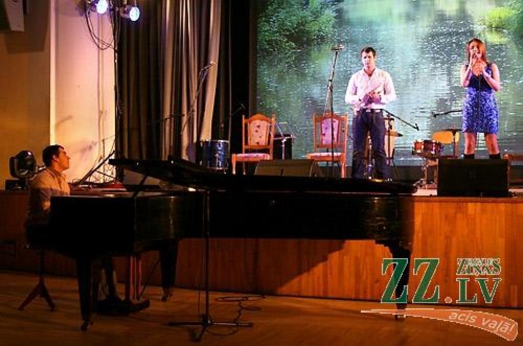 Studentu folkfestivāla 20 gadu jubilejas koncertā Latvijas Lauksaimniecības universitātē trešdienas vakarā izskanēja gan dzejas lasījumi, gan tautā dzirdētas un nedzirdētas dziesmas. 20 dalībnieku konkurencē visaugstāko žūrijas novērtējumu...