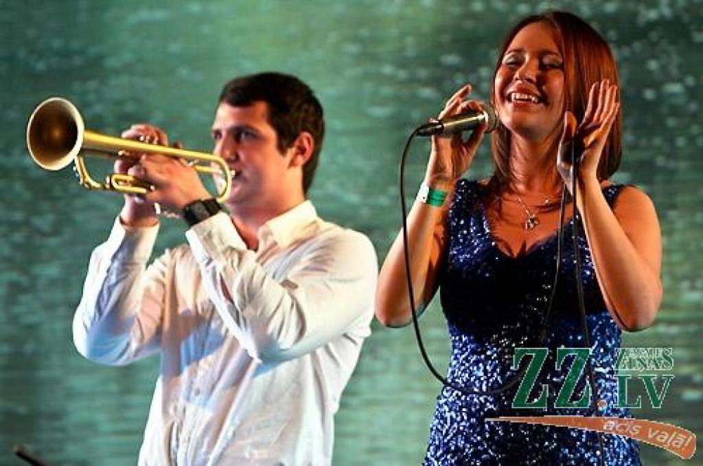 Studentu folkfestivāla 20 gadu jubilejas koncertā Latvijas Lauksaimniecības universitātē trešdienas vakarā izskanēja gan dzejas lasījumi, gan tautā dzirdētas un nedzirdētas dziesmas. 20 dalībnieku konkurencē visaugstāko žūrijas novērtējumu...