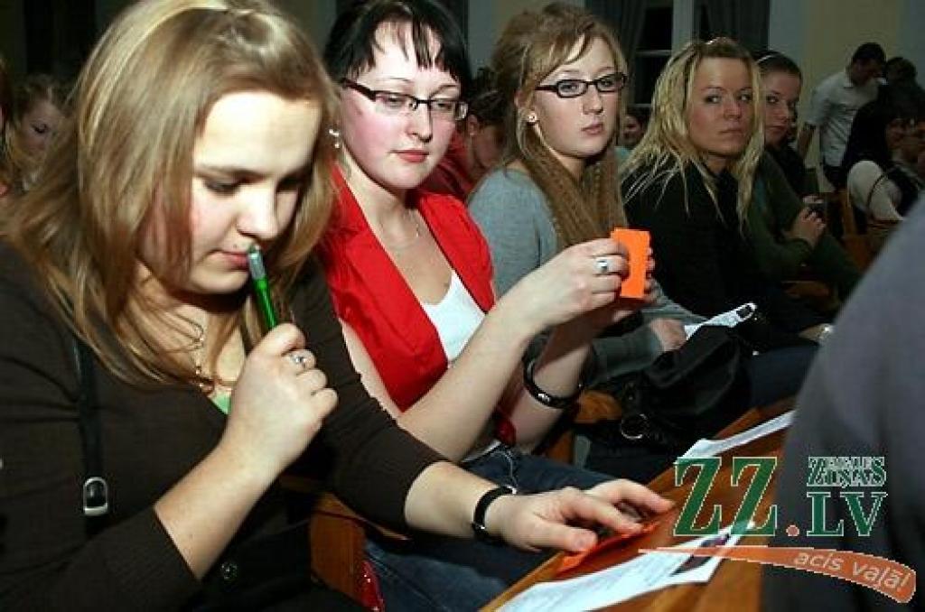 Studentu folkfestivāla 20 gadu jubilejas koncertā Latvijas Lauksaimniecības universitātē trešdienas vakarā izskanēja gan dzejas lasījumi, gan tautā dzirdētas un nedzirdētas dziesmas. 20 dalībnieku konkurencē visaugstāko žūrijas novērtējumu...