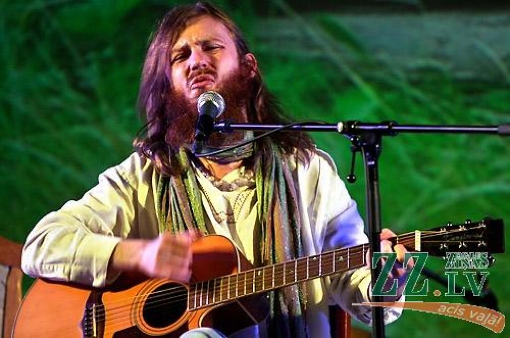 Studentu folkfestivāla 20 gadu jubilejas koncertā Latvijas Lauksaimniecības universitātē trešdienas vakarā izskanēja gan dzejas lasījumi, gan tautā dzirdētas un nedzirdētas dziesmas. 20 dalībnieku konkurencē visaugstāko žūrijas novērtējumu...