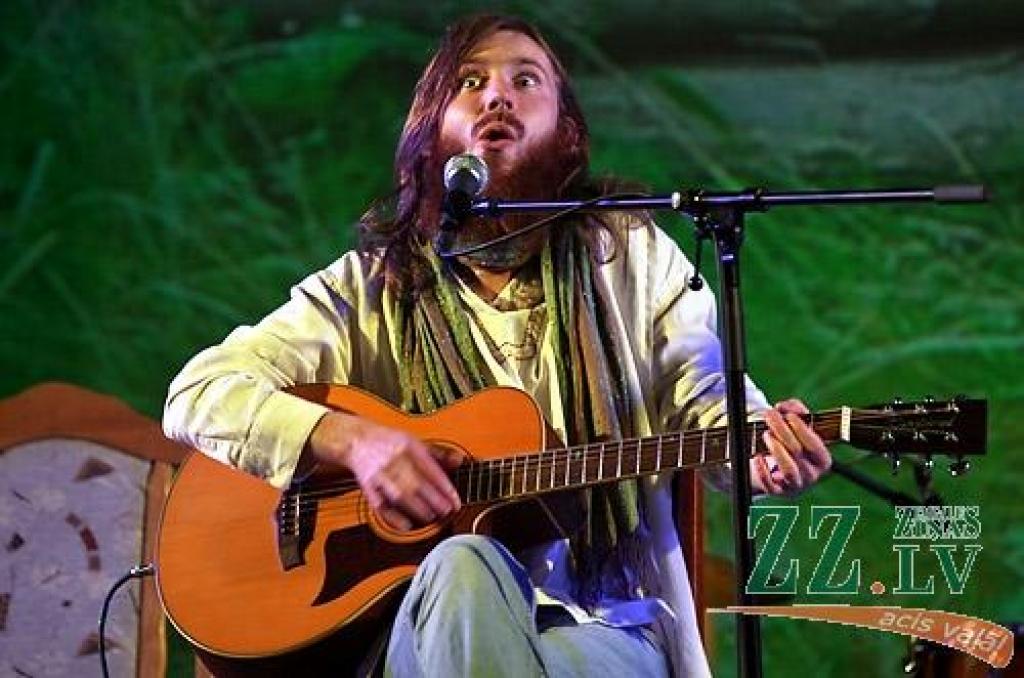 Studentu folkfestivāla 20 gadu jubilejas koncertā Latvijas Lauksaimniecības universitātē trešdienas vakarā izskanēja gan dzejas lasījumi, gan tautā dzirdētas un nedzirdētas dziesmas. 20 dalībnieku konkurencē visaugstāko žūrijas novērtējumu...