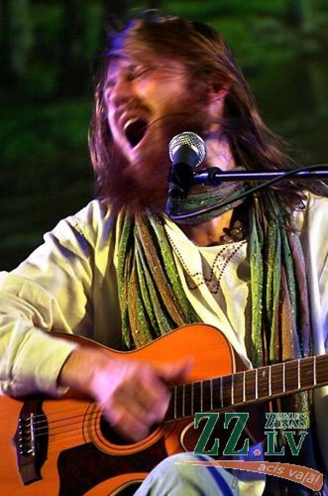Studentu folkfestivāla 20 gadu jubilejas koncertā Latvijas Lauksaimniecības universitātē trešdienas vakarā izskanēja gan dzejas lasījumi, gan tautā dzirdētas un nedzirdētas dziesmas. 20 dalībnieku konkurencē visaugstāko žūrijas novērtējumu...