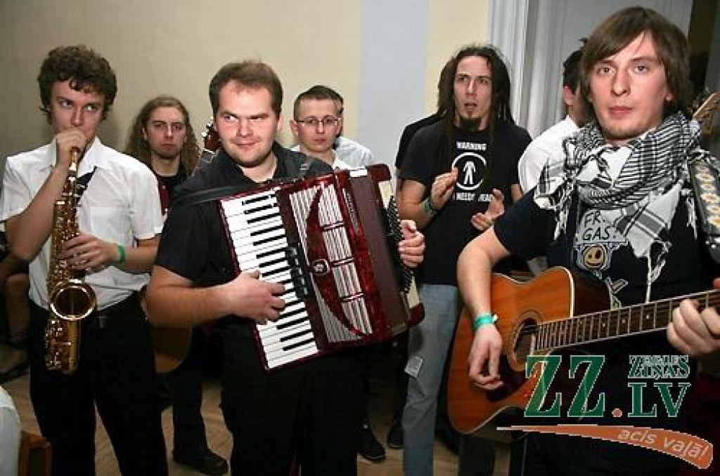 Studentu folkfestivāla 20 gadu jubilejas koncertā Latvijas Lauksaimniecības universitātē trešdienas vakarā izskanēja gan dzejas lasījumi, gan tautā dzirdētas un nedzirdētas dziesmas. 20 dalībnieku konkurencē visaugstāko žūrijas novērtējumu...