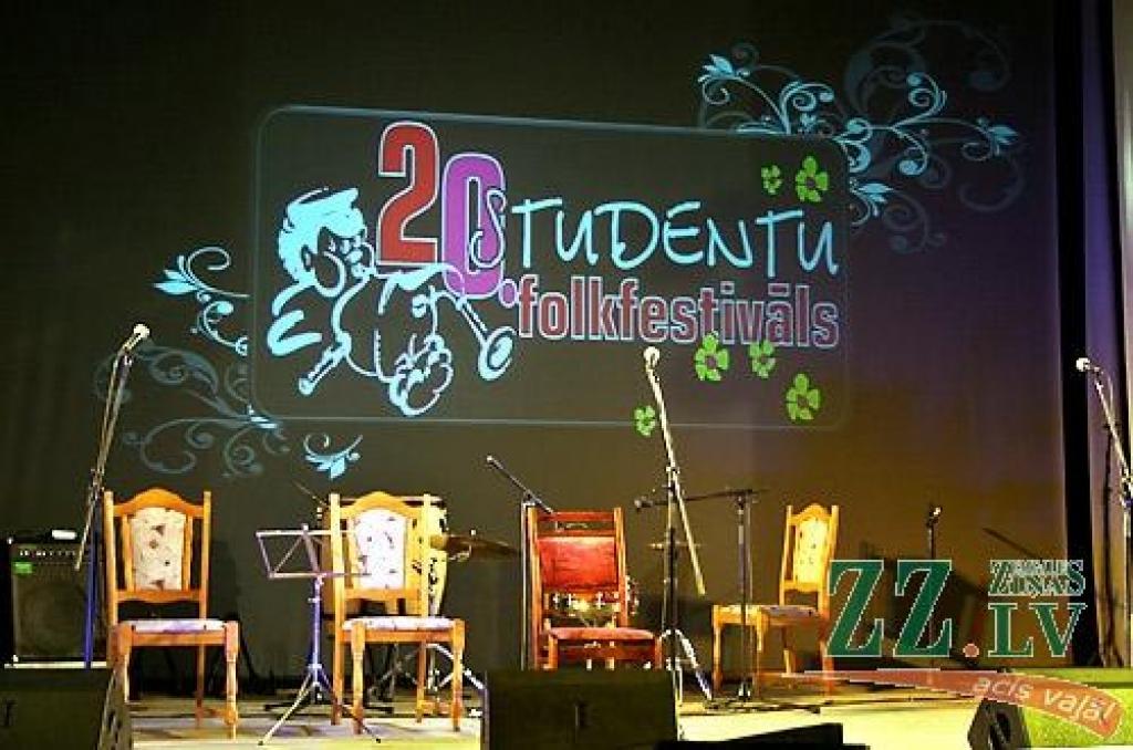 Studentu folkfestivāla 20 gadu jubilejas koncertā Latvijas Lauksaimniecības universitātē trešdienas vakarā izskanēja gan dzejas lasījumi, gan tautā dzirdētas un nedzirdētas dziesmas. 20 dalībnieku konkurencē visaugstāko žūrijas novērtējumu...