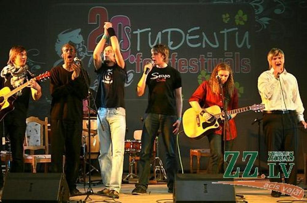 Studentu folkfestivāla 20 gadu jubilejas koncertā Latvijas Lauksaimniecības universitātē trešdienas vakarā izskanēja gan dzejas lasījumi, gan tautā dzirdētas un nedzirdētas dziesmas. 20 dalībnieku konkurencē visaugstāko žūrijas novērtējumu...