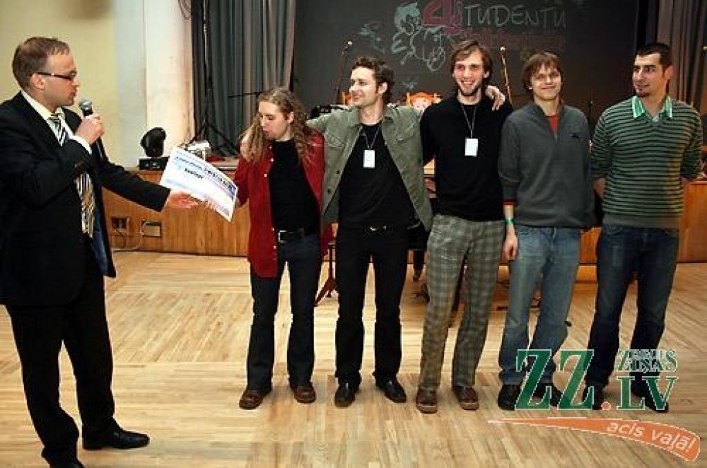 Studentu folkfestivāla 20 gadu jubilejas koncertā Latvijas Lauksaimniecības universitātē trešdienas vakarā izskanēja gan dzejas lasījumi, gan tautā dzirdētas un nedzirdētas dziesmas. 20 dalībnieku konkurencē visaugstāko žūrijas novērtējumu...
