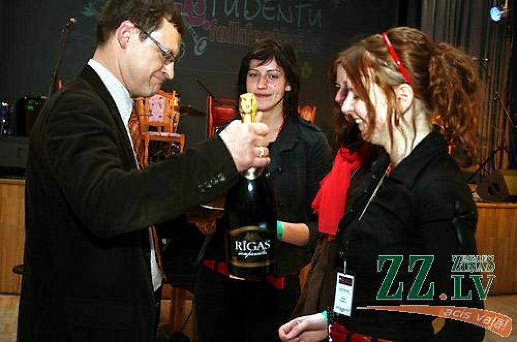 Studentu folkfestivāla 20 gadu jubilejas koncertā Latvijas Lauksaimniecības universitātē trešdienas vakarā izskanēja gan dzejas lasījumi, gan tautā dzirdētas un nedzirdētas dziesmas. 20 dalībnieku konkurencē visaugstāko žūrijas novērtējumu...