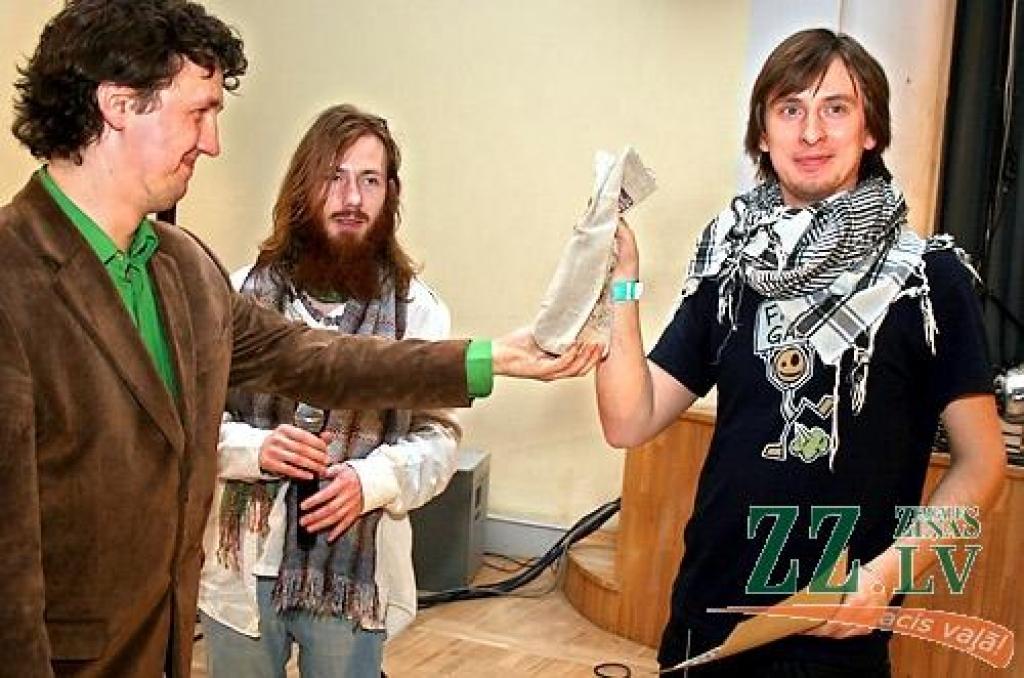 Studentu folkfestivāla 20 gadu jubilejas koncertā Latvijas Lauksaimniecības universitātē trešdienas vakarā izskanēja gan dzejas lasījumi, gan tautā dzirdētas un nedzirdētas dziesmas. 20 dalībnieku konkurencē visaugstāko žūrijas novērtējumu...
