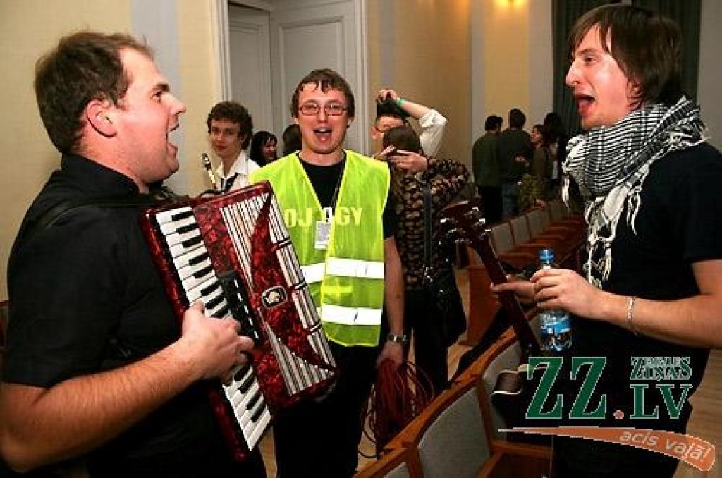 Studentu folkfestivāla 20 gadu jubilejas koncertā Latvijas Lauksaimniecības universitātē trešdienas vakarā izskanēja gan dzejas lasījumi, gan tautā dzirdētas un nedzirdētas dziesmas. 20 dalībnieku konkurencē visaugstāko žūrijas novērtējumu...