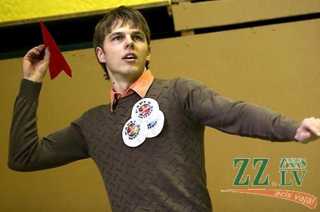 Latvijas Lauksaimniecības universitātes Sporta namā aizvadīts papīra lidmašīnu mešanas konkursa «Red Bull Paper Wings» kvalifikācijas posms, pēc kura trīs studenti nonākuši soli tuvāk pasākuma lielajam finālam, kas 1. un 2.maijā notiks...