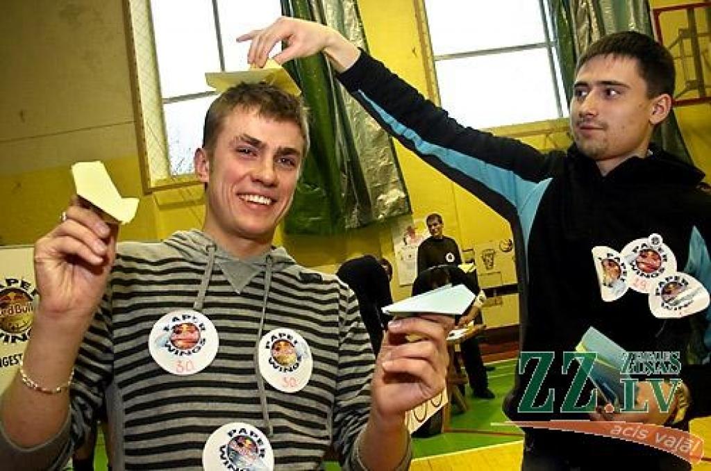 Latvijas Lauksaimniecības universitātes Sporta namā aizvadīts papīra lidmašīnu mešanas konkursa «Red Bull Paper Wings» kvalifikācijas posms, pēc kura trīs studenti nonākuši soli tuvāk pasākuma lielajam finālam, kas 1. un 2.maijā notiks...