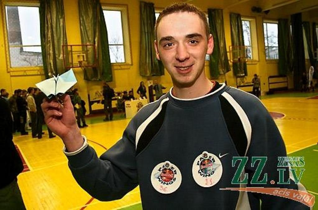 Latvijas Lauksaimniecības universitātes Sporta namā aizvadīts papīra lidmašīnu mešanas konkursa «Red Bull Paper Wings» kvalifikācijas posms, pēc kura trīs studenti nonākuši soli tuvāk pasākuma lielajam finālam, kas 1. un 2.maijā notiks...