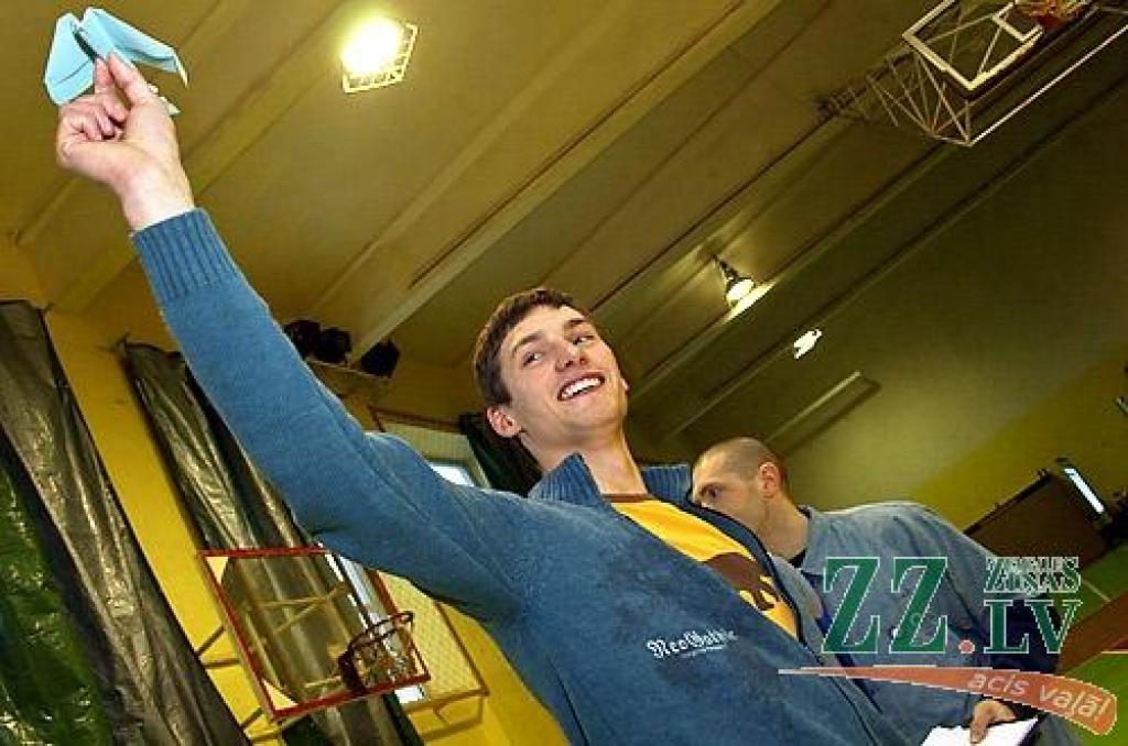 Latvijas Lauksaimniecības universitātes Sporta namā aizvadīts papīra lidmašīnu mešanas konkursa «Red Bull Paper Wings» kvalifikācijas posms, pēc kura trīs studenti nonākuši soli tuvāk pasākuma lielajam finālam, kas 1. un 2.maijā notiks...