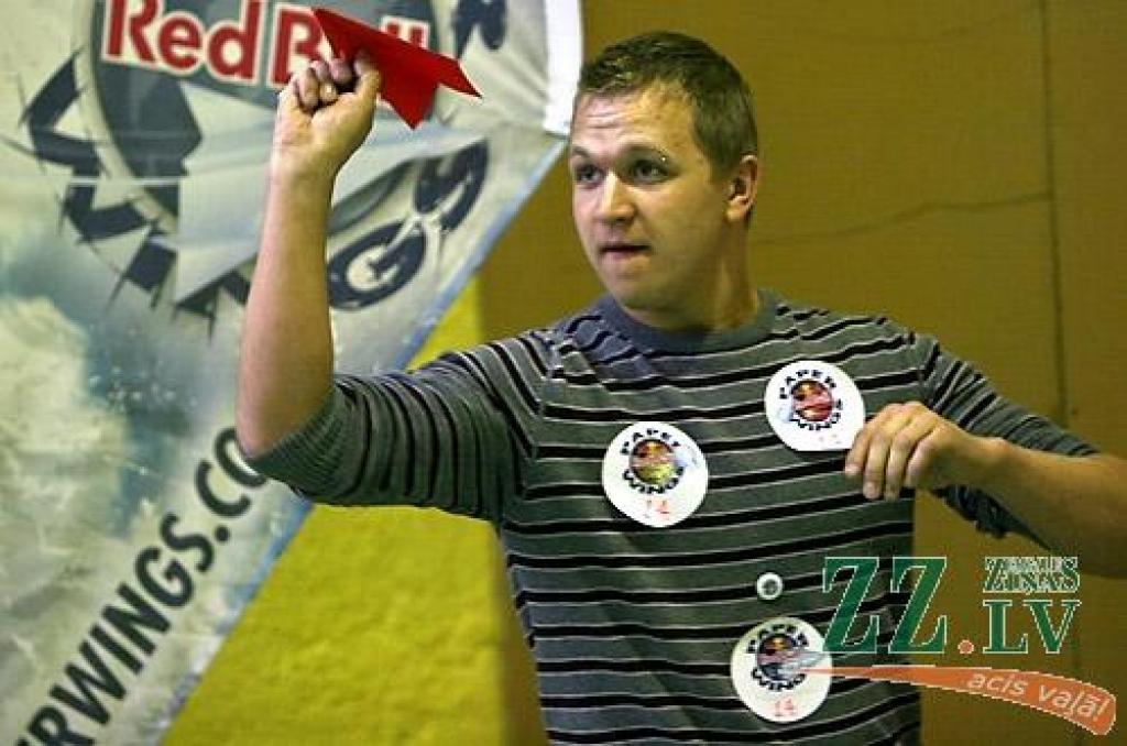Latvijas Lauksaimniecības universitātes Sporta namā aizvadīts papīra lidmašīnu mešanas konkursa «Red Bull Paper Wings» kvalifikācijas posms, pēc kura trīs studenti nonākuši soli tuvāk pasākuma lielajam finālam, kas 1. un 2.maijā notiks...