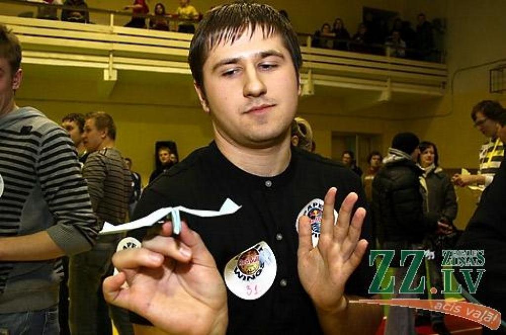 Latvijas Lauksaimniecības universitātes Sporta namā aizvadīts papīra lidmašīnu mešanas konkursa «Red Bull Paper Wings» kvalifikācijas posms, pēc kura trīs studenti nonākuši soli tuvāk pasākuma lielajam finālam, kas 1. un 2.maijā notiks...