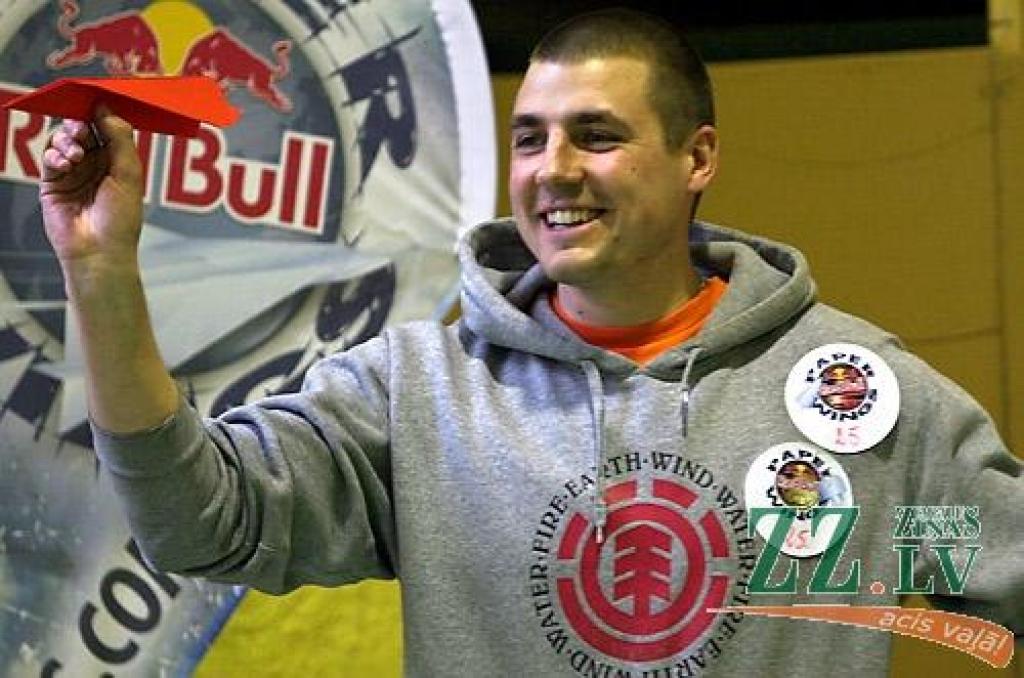 Latvijas Lauksaimniecības universitātes Sporta namā aizvadīts papīra lidmašīnu mešanas konkursa «Red Bull Paper Wings» kvalifikācijas posms, pēc kura trīs studenti nonākuši soli tuvāk pasākuma lielajam finālam, kas 1. un 2.maijā notiks...