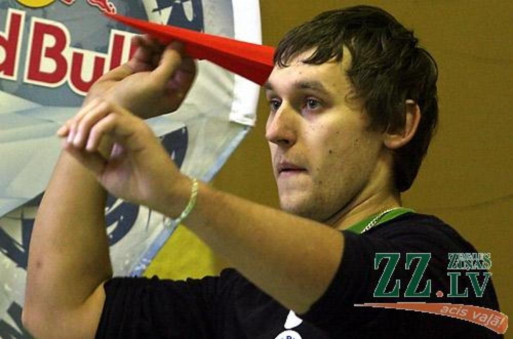 Latvijas Lauksaimniecības universitātes Sporta namā aizvadīts papīra lidmašīnu mešanas konkursa «Red Bull Paper Wings» kvalifikācijas posms, pēc kura trīs studenti nonākuši soli tuvāk pasākuma lielajam finālam, kas 1. un 2.maijā notiks...