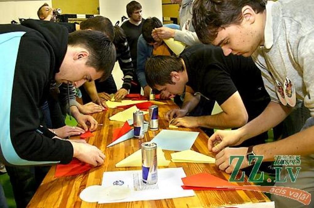 Latvijas Lauksaimniecības universitātes Sporta namā aizvadīts papīra lidmašīnu mešanas konkursa «Red Bull Paper Wings» kvalifikācijas posms, pēc kura trīs studenti nonākuši soli tuvāk pasākuma lielajam finālam, kas 1. un 2.maijā notiks...