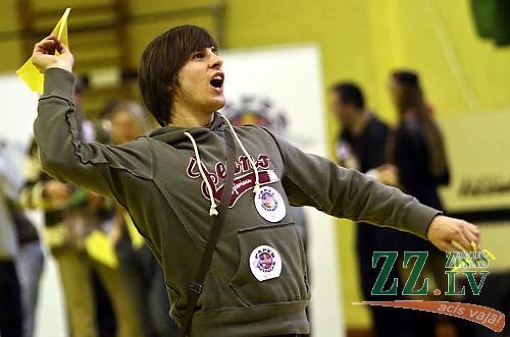 Latvijas Lauksaimniecības universitātes Sporta namā aizvadīts papīra lidmašīnu mešanas konkursa «Red Bull Paper Wings» kvalifikācijas posms, pēc kura trīs studenti nonākuši soli tuvāk pasākuma lielajam finālam, kas 1. un 2.maijā notiks...