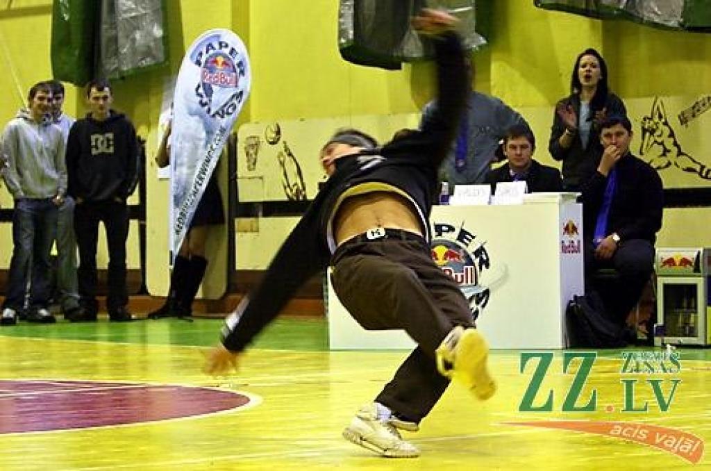 Latvijas Lauksaimniecības universitātes Sporta namā aizvadīts papīra lidmašīnu mešanas konkursa «Red Bull Paper Wings» kvalifikācijas posms, pēc kura trīs studenti nonākuši soli tuvāk pasākuma lielajam finālam, kas 1. un 2.maijā notiks...