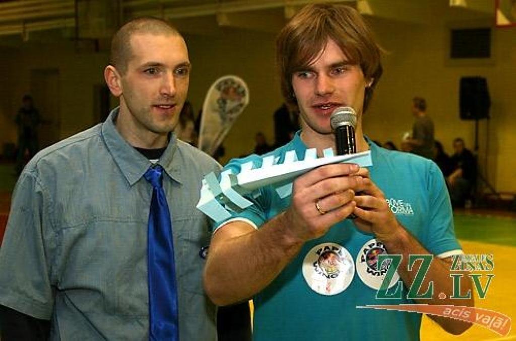 Latvijas Lauksaimniecības universitātes Sporta namā aizvadīts papīra lidmašīnu mešanas konkursa «Red Bull Paper Wings» kvalifikācijas posms, pēc kura trīs studenti nonākuši soli tuvāk pasākuma lielajam finālam, kas 1. un 2.maijā notiks...