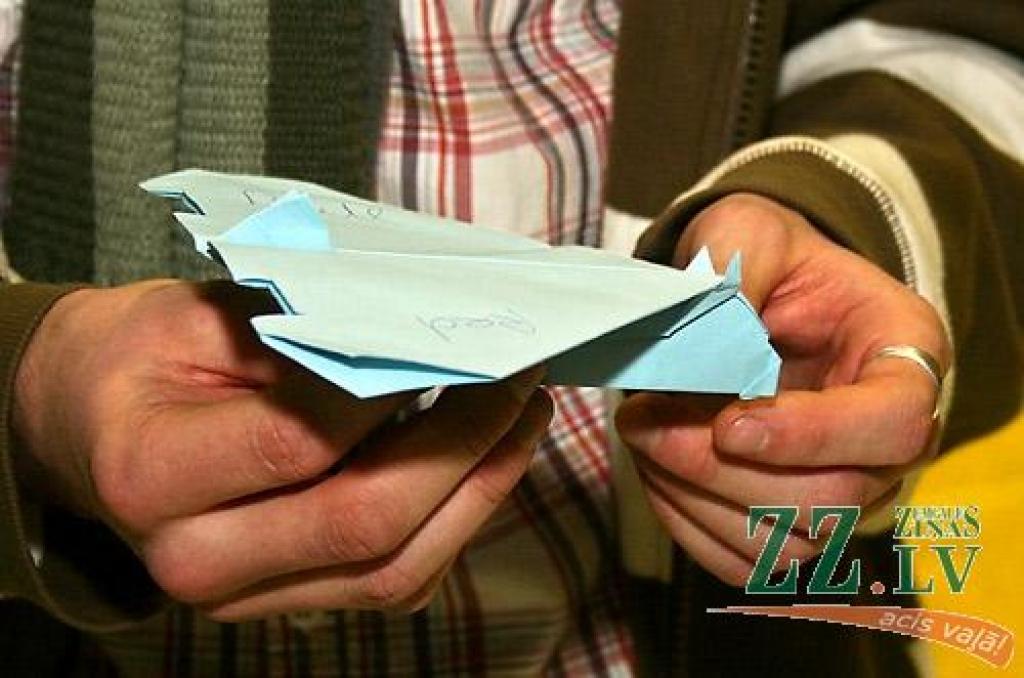 Latvijas Lauksaimniecības universitātes Sporta namā aizvadīts papīra lidmašīnu mešanas konkursa «Red Bull Paper Wings» kvalifikācijas posms, pēc kura trīs studenti nonākuši soli tuvāk pasākuma lielajam finālam, kas 1. un 2.maijā notiks...