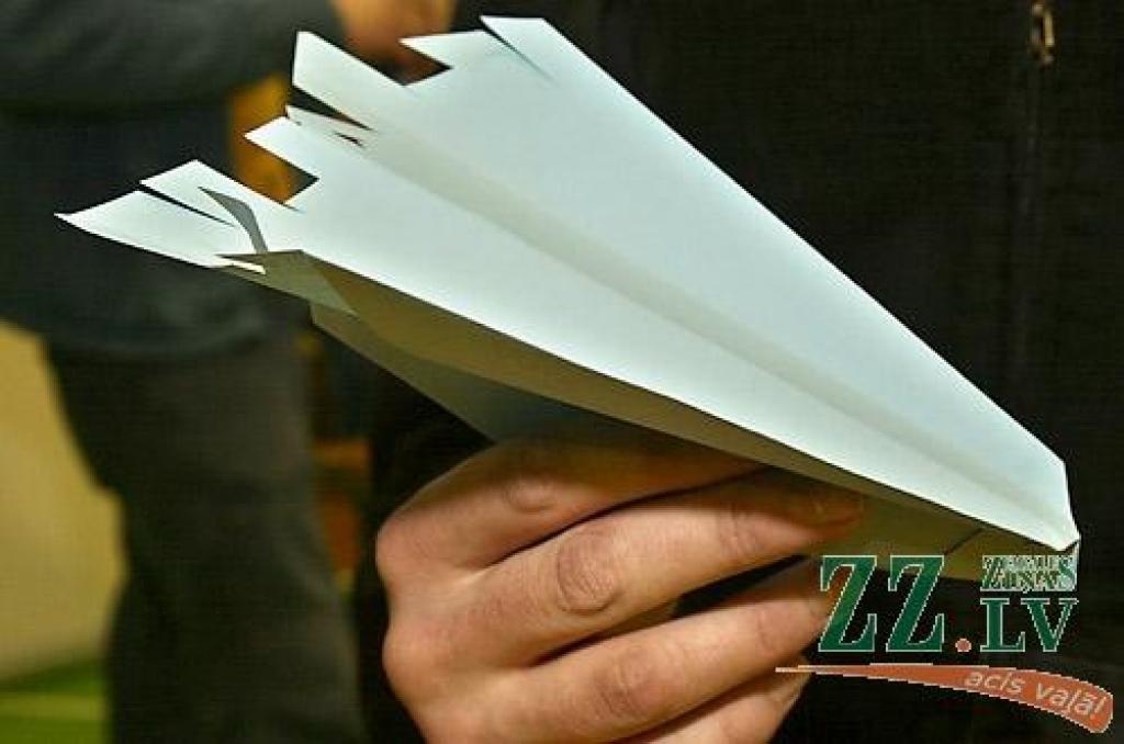 Latvijas Lauksaimniecības universitātes Sporta namā aizvadīts papīra lidmašīnu mešanas konkursa «Red Bull Paper Wings» kvalifikācijas posms, pēc kura trīs studenti nonākuši soli tuvāk pasākuma lielajam finālam, kas 1. un 2.maijā notiks...
