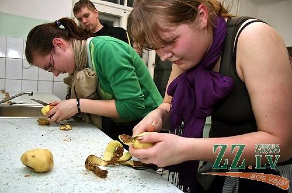 Otrdienas vakarā Latvijas Lauksaimniecības universitātes 1.dienesta viesnīcā - Meža fakultātes kopmītnēs notika Olimpiskās spēles, kuru dalībnieki sacentās novusā, virves vilkšanā, durvju nešanā, orientēšanās dienesta viesnīcā, garākās...