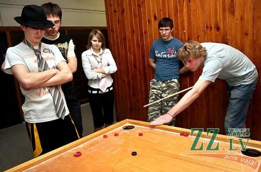 Otrdienas vakarā Latvijas Lauksaimniecības universitātes 1.dienesta viesnīcā - Meža fakultātes kopmītnēs notika Olimpiskās spēles, kuru dalībnieki sacentās novusā, virves vilkšanā, durvju nešanā, orientēšanās dienesta viesnīcā, garākās...